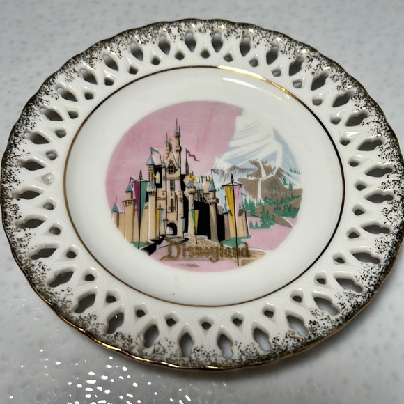 Disney Vintage Disneyland Resort Dining Plate With Castle Front Gold 22k Trim - Picture 1 of 5